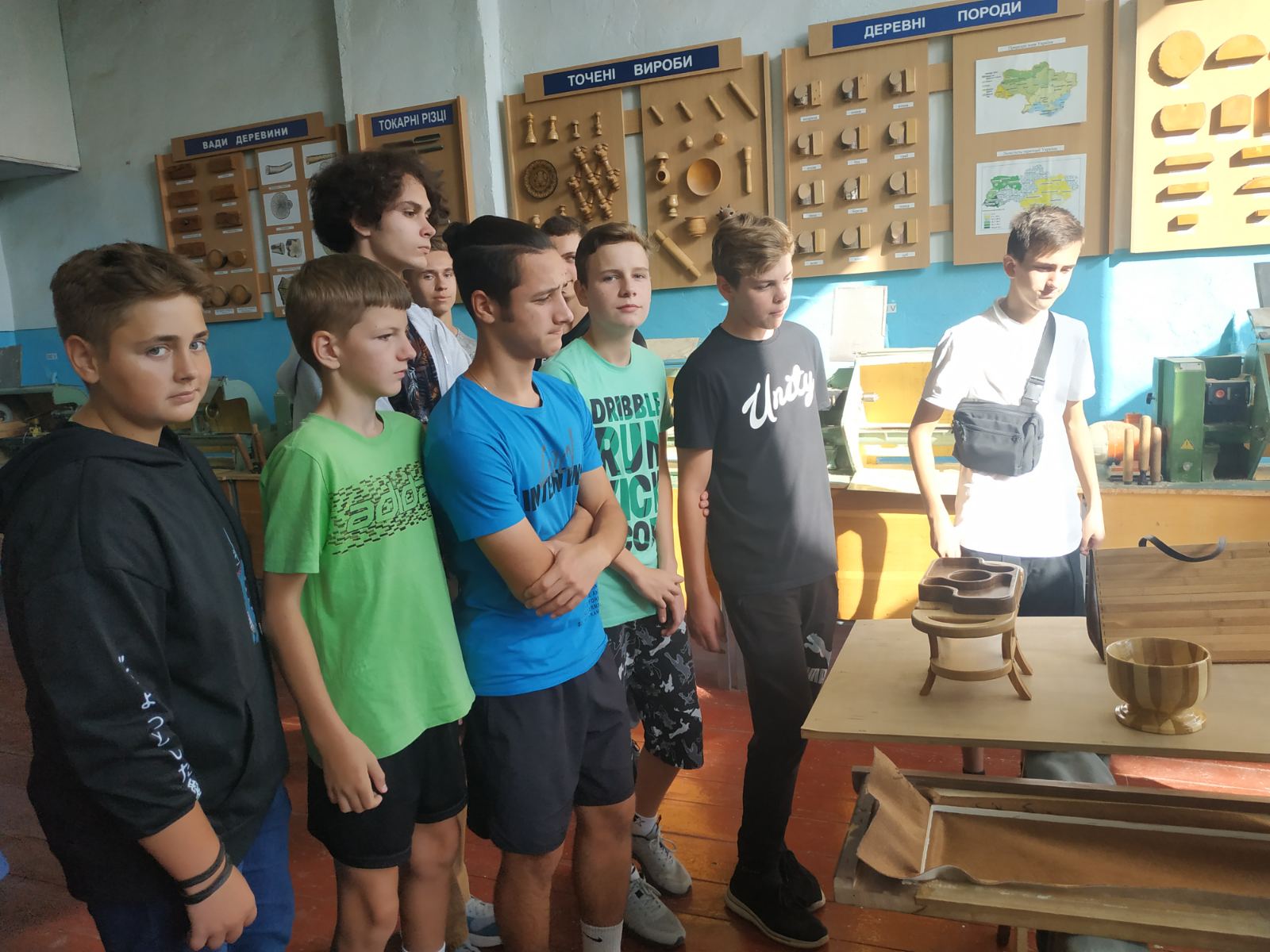 Учні розглядають основи токарного оброблення деревини
